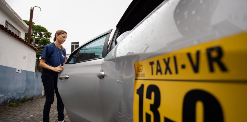 Projeto inovador da Prefeitura de VR facilita a comunicação de pessoas surdas em táxis